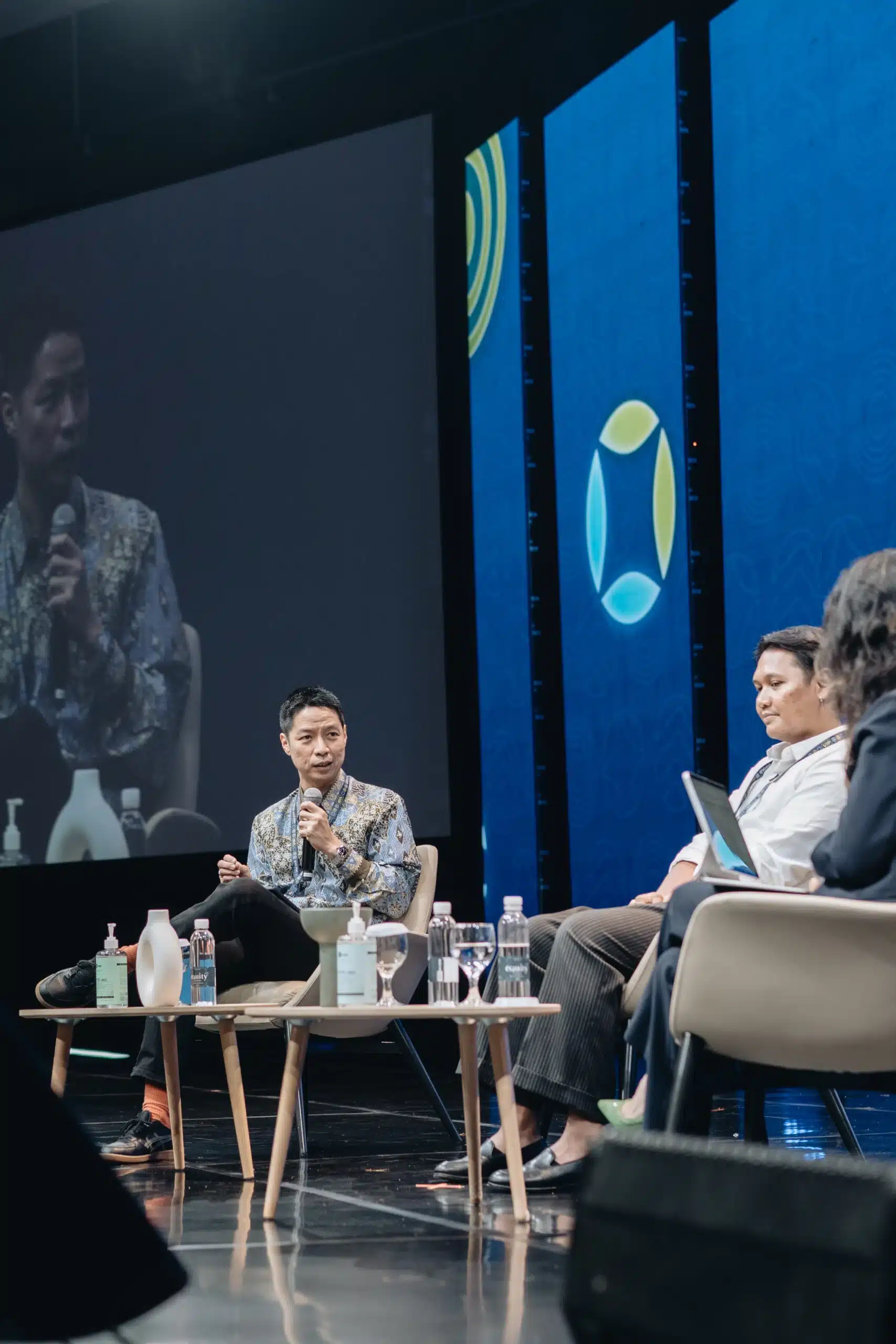 Skystar Capital Abraham Hidayat Saratoga Investama Kompas Gramedia