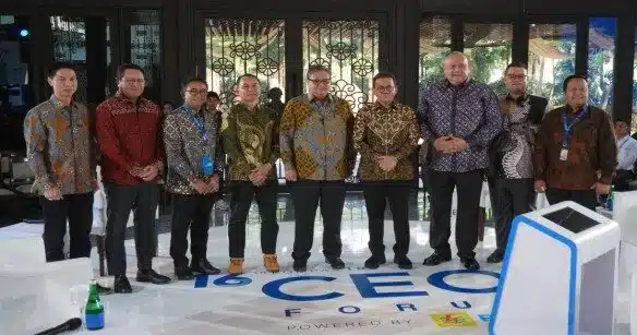 Abraham Hidayat, Managing Partner of Skystar Capital; Rachmat Makassau, President Director of PT Amman Mineral Nusa Tenggara & Chairman of the Indonesia Mining Association; Bernadus Sudarmanta, President Director of PLN Indonesia Power; Adi Prinantyo, Deputy Editor-in-Chief of Kompas Daily; Airlangga Hartarto, Coordinating Minister for Economic Affairs; Budi Santoso, Minister of Trade; Donny Donosepoetro, OBE, CEO of Standard Chartered Indonesia; Haikal, Managing Director and Partner, Head of Boston Consulting Group (BCG); and Lukminto Wibowo, Business Director of Kompas Daily, photographed at the CEO Insight event ahead of the 16th Kompas100 CEO Forum powered by PLN, held at Hutan Kota by Plataran, Central Jakarta, Tuesday (Nov. 4, 2025).